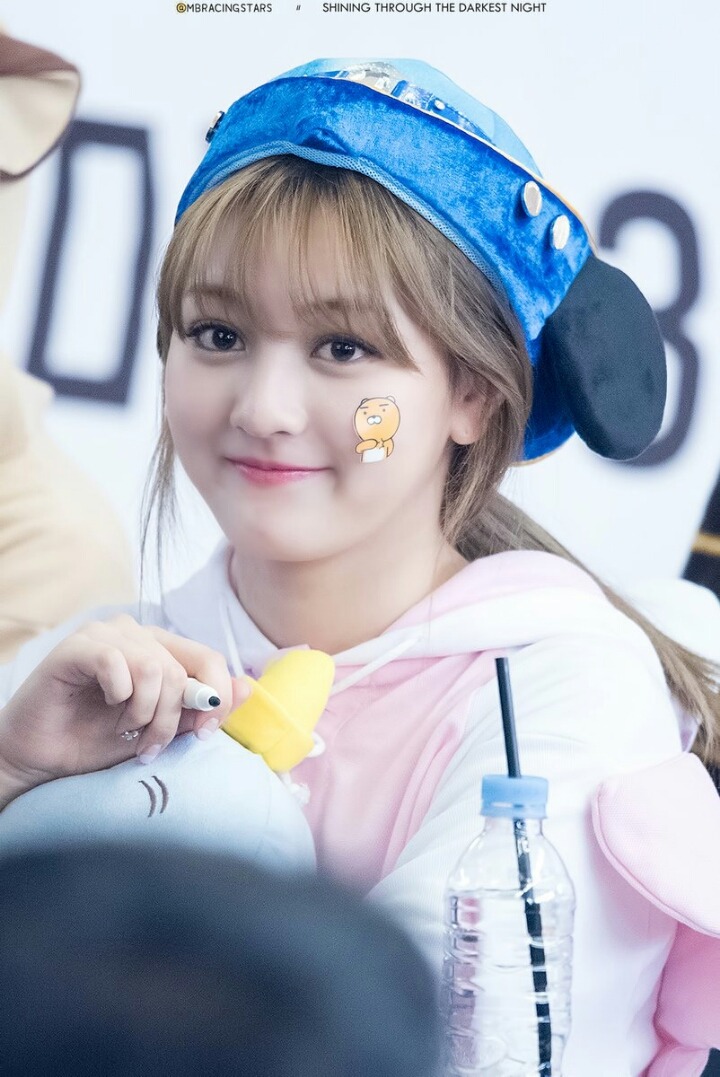 [트와이스] 지효:(폴짝)(줍줍)다혀나 이거 떨어져써... | 인스티즈