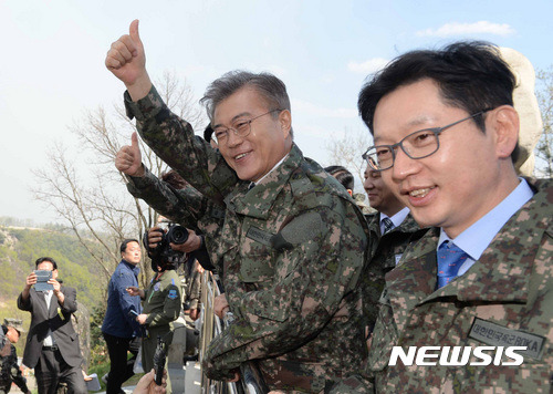 화력격멸훈련 참관하는 문재인 | 인스티즈