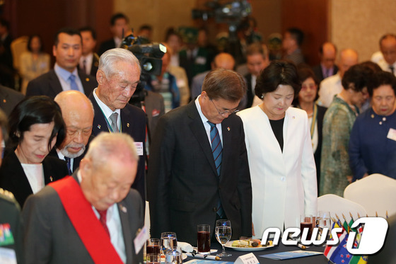 오늘자 6·25전쟁 67주년 참전유공자 위로연에 참석한 문재인 대통령 부부.jpg | 인스티즈
