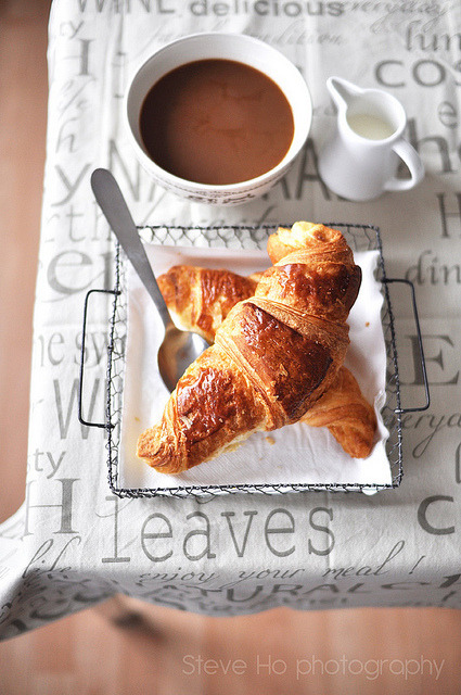 Croissant (크로와상) + Pain au Chocolat (뺑오쇼콜라) | 인스티즈