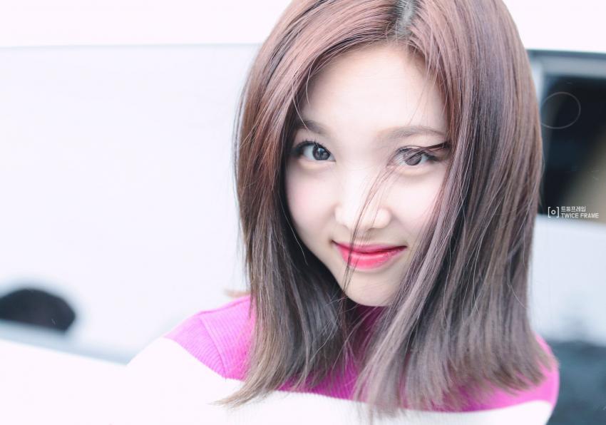Re:이쁜 나연~찡이지만 과자흘리는 칠칠맞은 나연이 | 인스티즈