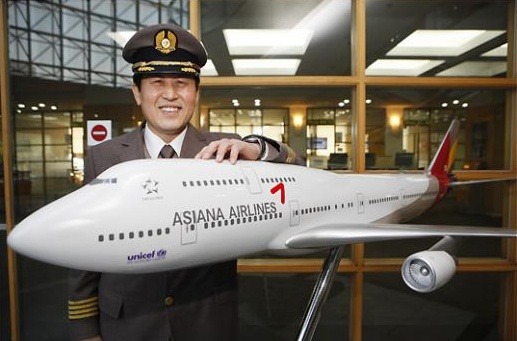 사람을 구하러 8m밑 한강을 뛰어내린 아시아나 기장.jpg | 인스티즈