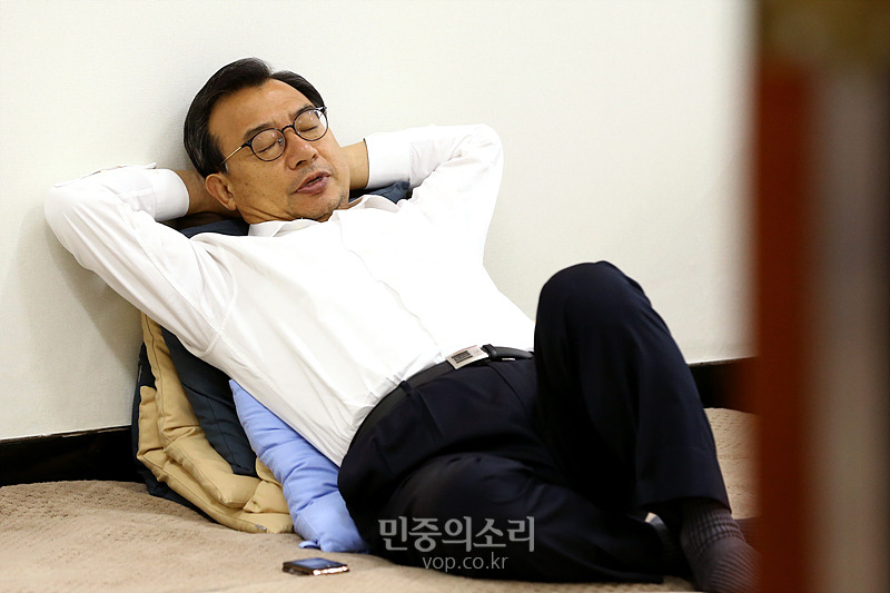 국정감사를 막을려고 몸무림쳤던 그의 눈물 어린 충정 | 인스티즈