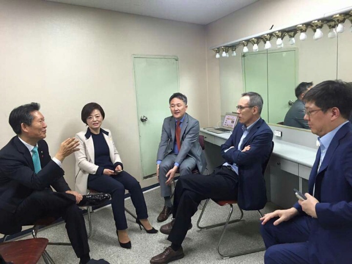 총 쏘고 노는 더민주 국회의원; | 인스티즈
