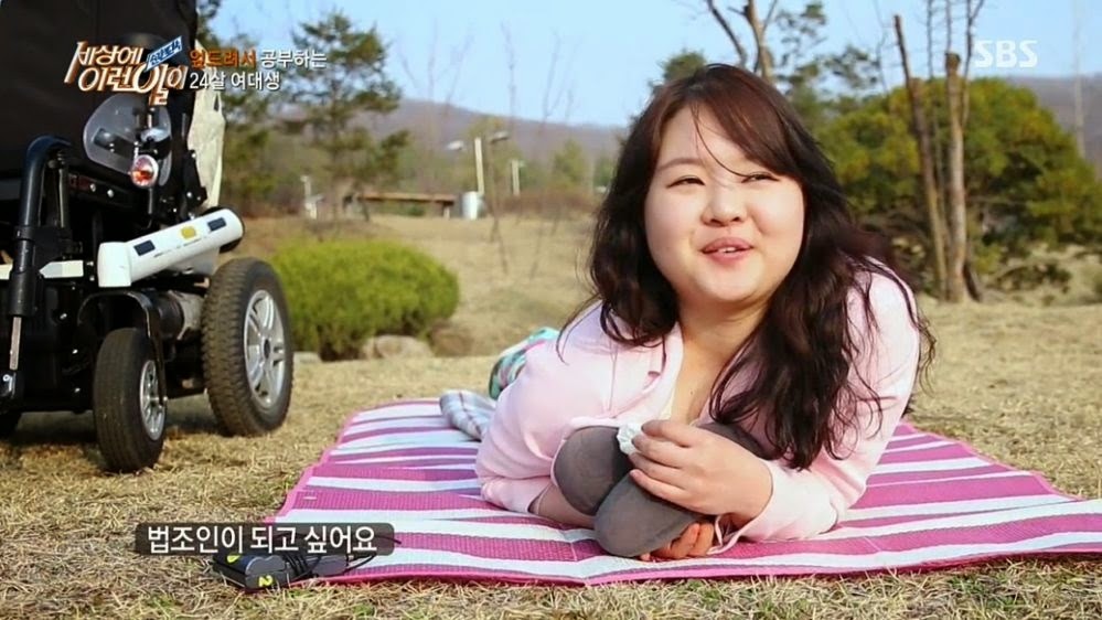 엎드려서 공부하는 여대생 | 인스티즈