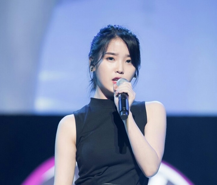 남자들이 좋아하는 목폴라와 민소매의 조합! | 인스티즈