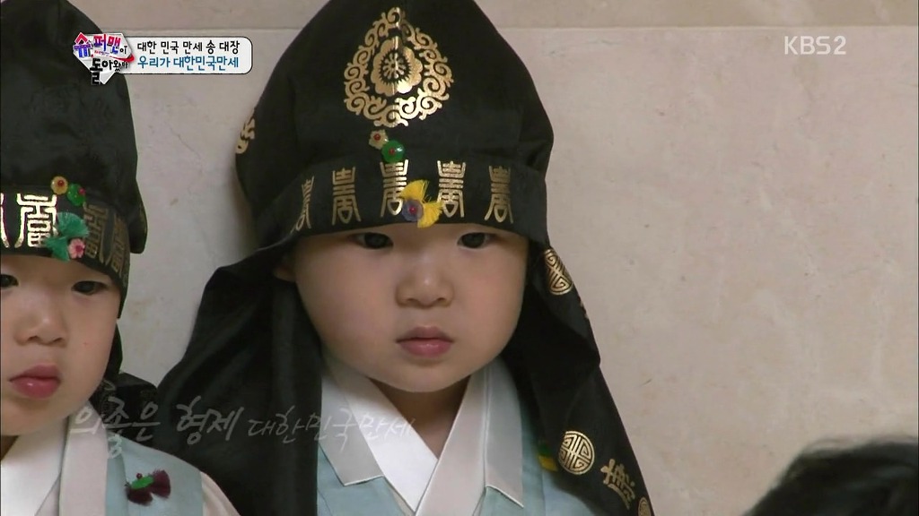 [슈퍼맨이돌아왔다] 서로 손을 꼭 잡고 있는 삼둥이 | 인스티즈