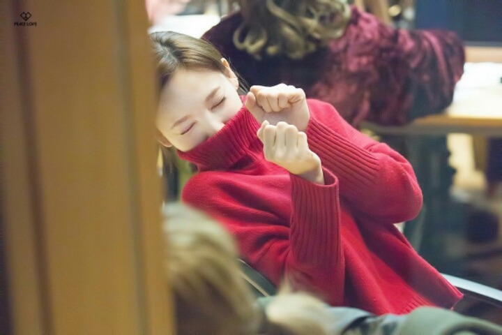 [트와이스] 빨간 목폴라를 입은 나연이 | 인스티즈