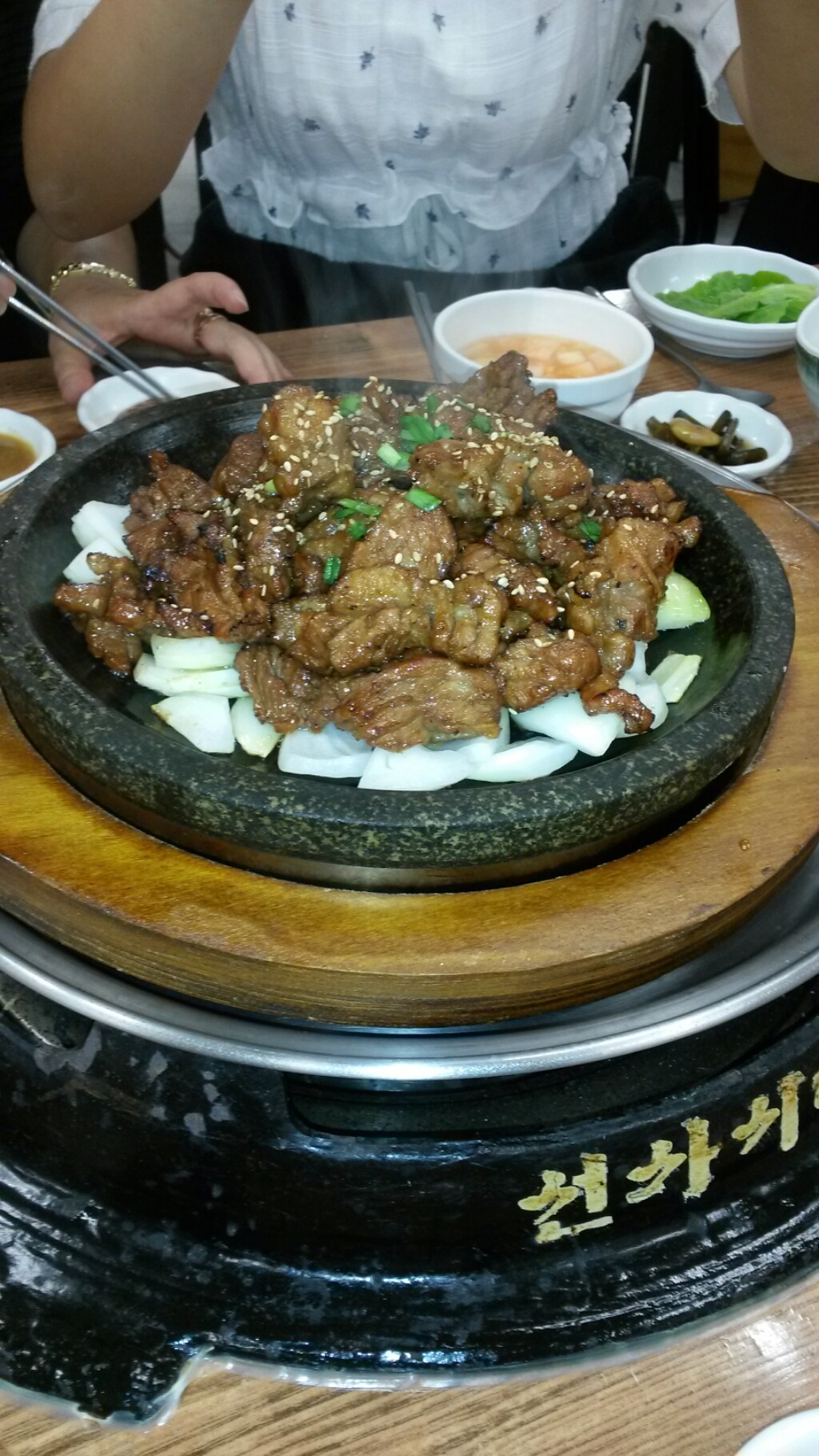 꺼먹돼지 이미지