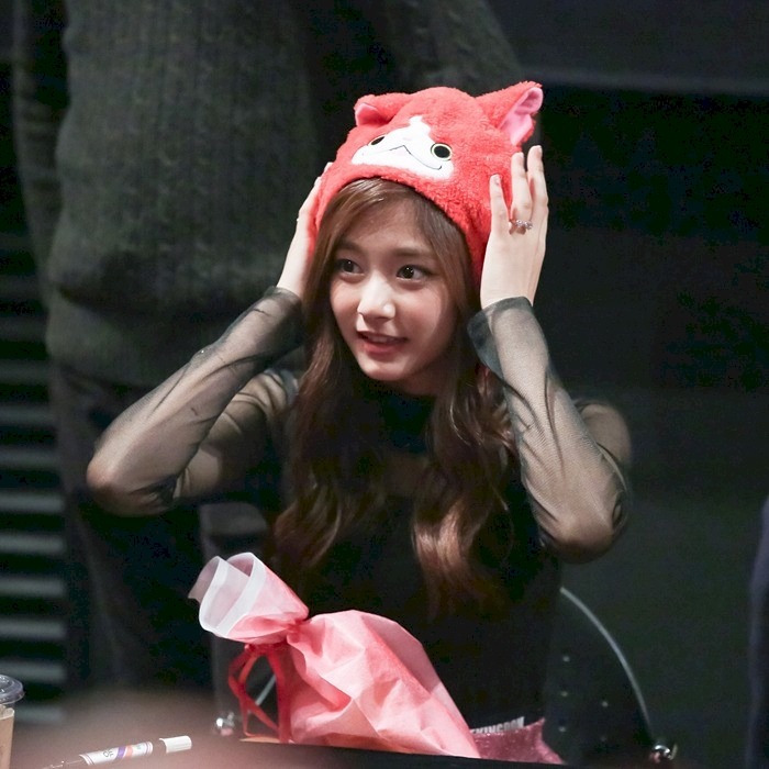 엄청 특이하게 먹는 트와이스 쯔위.gif | 인스티즈