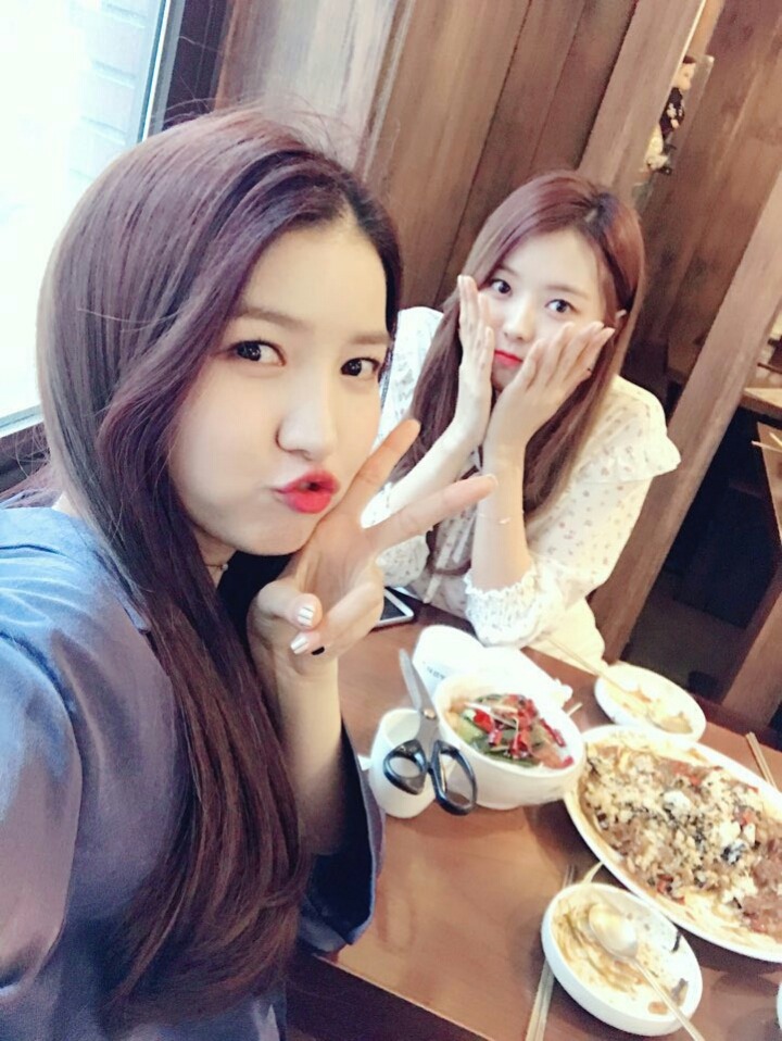 밥먹고있는 여자친구 리더 소원과 프리스틴 리더 나영 | 인스티즈