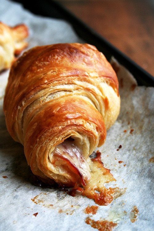 Croissant (크로와상) + Pain au Chocolat (뺑오쇼콜라) | 인스티즈