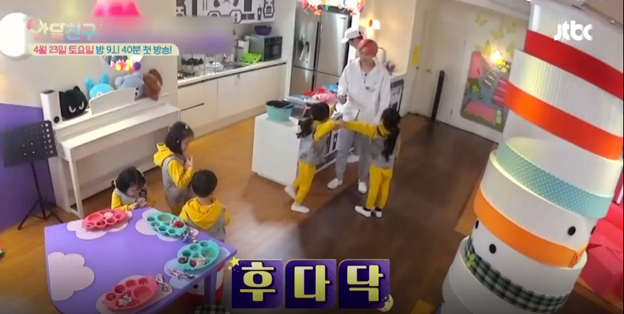[반달친구] 위너 김진우 차지할려고 싸우는 유치원생 여자아이들 | 인스티즈