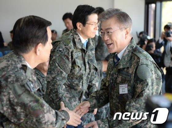 화력격멸훈련 참관하는 문재인 | 인스티즈