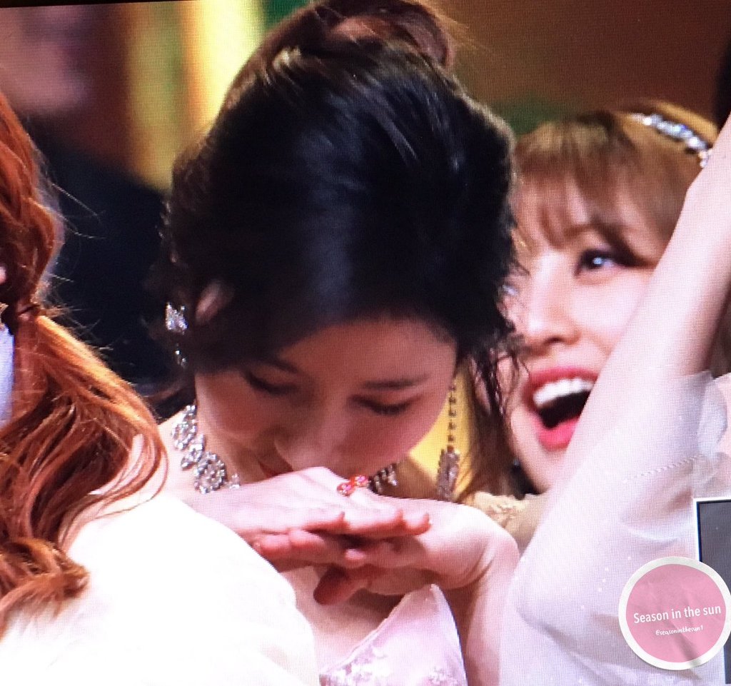 [트와이스] 가요대제전 공주같은 옷 입은 사나.gif | 인스티즈