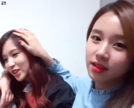 [트와이스] 미나 머리 쓰다듬는 걸크러쉬 채영이 ㅋㅋㅋ | 인스티즈
