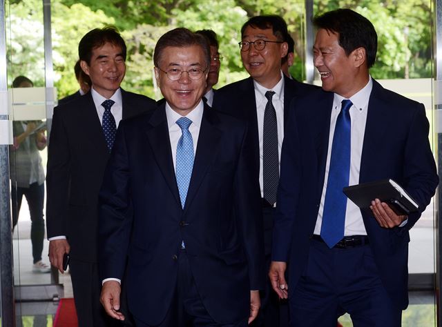 오늘자 문재인 대통령 출근길 .jpg | 인스티즈