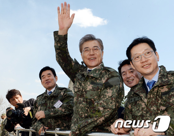 선거 기간 내내 문재인 후보님 옆을 묵묵히 지키고 계신 김경수 의원.jpg | 인스티즈