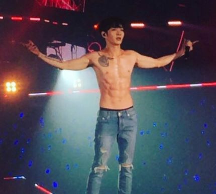 팬과 스치듯 한 약속 지키려고 이 악물고 복근 만든 아이돌 | 인스티즈