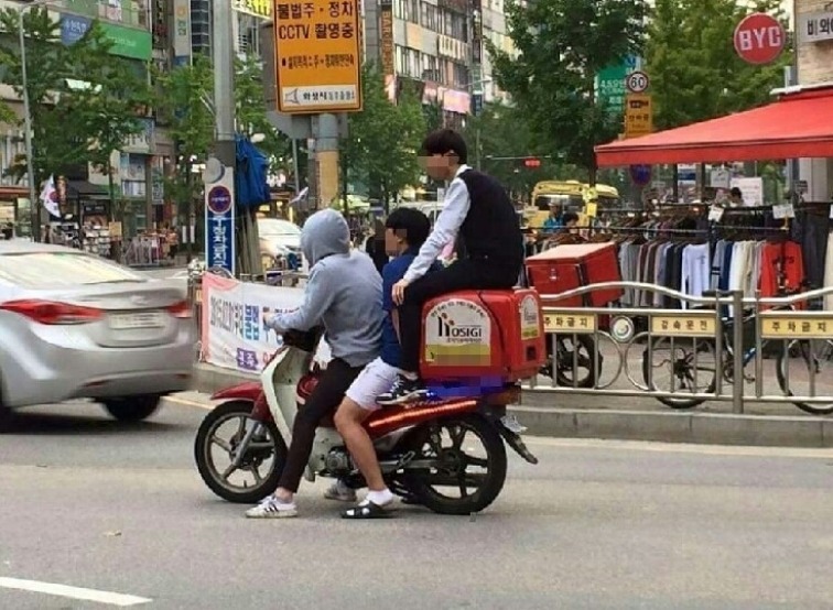 오토바이가 얼마나 위험한지도 모르는 철없는 아이들.. | 인스티즈