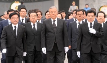 현충원 참배하는 더민주 김종인 비대위 대표와 당선인들 | 인스티즈