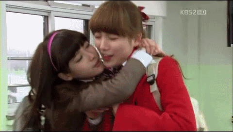 수지한테 뽀뽀하기 vs 아이유한테 뽀뽀받기.gif | 인스티즈