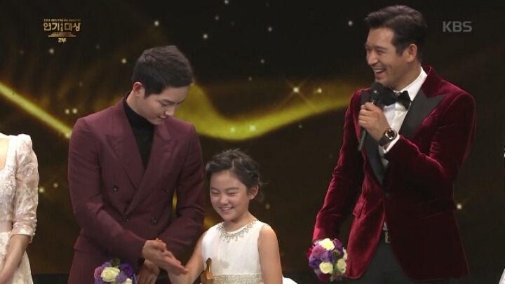 [KBS연기대상] 오지호와 베스트커플상 타러 나와서 송중기만 바라보는 아역배우 허정은.jpg | 인스티즈