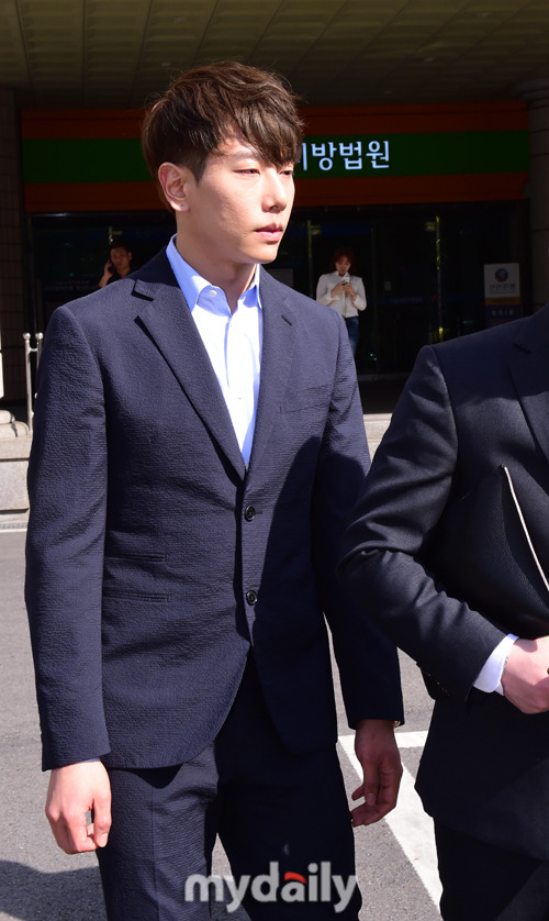 오늘자 법원에 간 박효신.jpg | 인스티즈