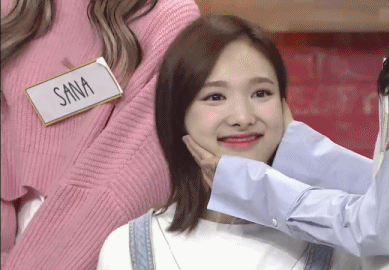 161101 asc 아기 맹수 챙에게 마사지받는 나연이 | 인스티즈