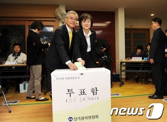 이쯤돼서 다시보는 문재인 투표인증샷.jpg | 인스티즈