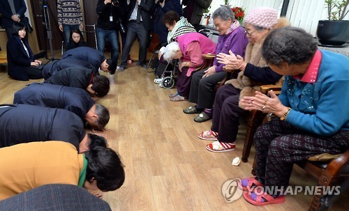 오늘 나눔의 집을 방문하여 위안부 피해자 할머니들을 위로하는 문재인 대표 | 인스티즈