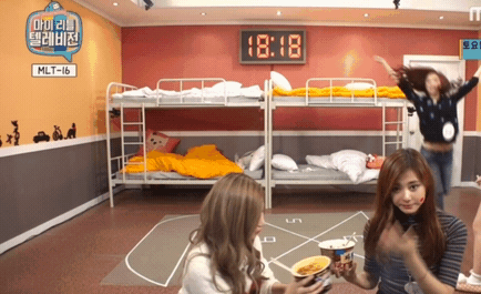 컵라면 먹다가 한대맞은 트와이스 사나.gif | 인스티즈