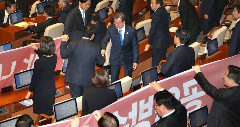 시정연설 마치고 자유한국당 찾아 악수하는 문재인 대통령 | 인스티즈