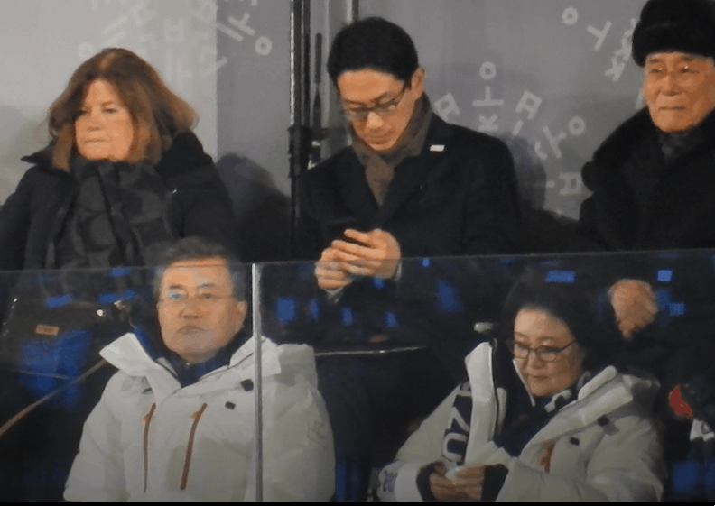 문재인 대통령의 다급한 노크 | 인스티즈