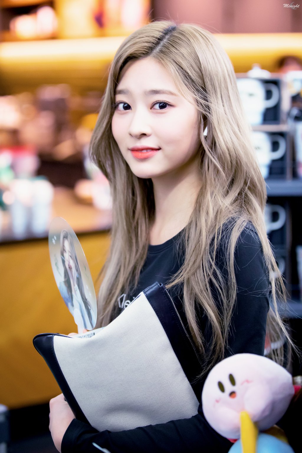 좀이쁜거같은 아이즈원 민주.jpg | 인스티즈