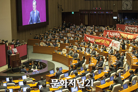 시위한 자한당 것들과 악수하는 대인배 문대통령 | 인스티즈