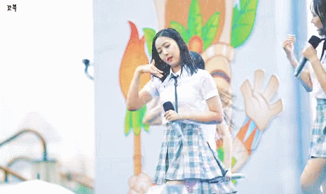폭우와 싸우는 여자친구.gif | 인스티즈