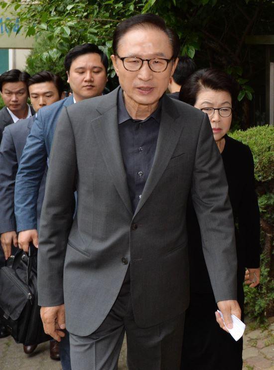 18대와 19대 대선 투표하는 MB의 표정변화.jpg | 인스티즈