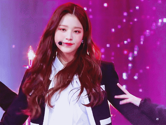 데뷔한지 한달도 안된 15세 모태 센터 원영이의 표정연기.gif | 인스티즈