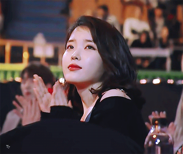 카메라 원샷이 어색한 아이유 .gif | 인스티즈