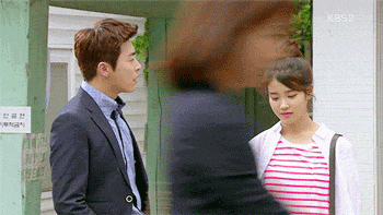 조정석한테 똥머리 잡히고 정색하는 아이유.gif | 인스티즈