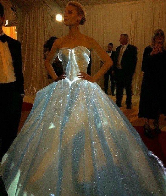 6명의 직원이 600시간동안 만든 신데렐라 드레스 | 인스티즈