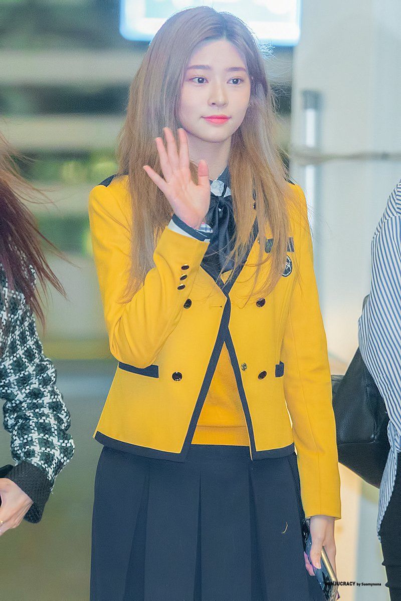 교복입고 출국하는 아이즈원 민주 | 인스티즈