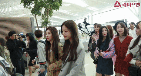 처음으로 완전체로 출국하는 아이즈원.gif | 인스티즈
