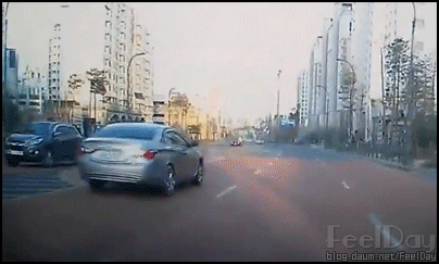 왕복 6차선 대로를 전력질주로 무단횡단하는 어린이...gif | 인스티즈