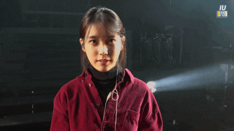 수상소감 할 때 버벅거려서 집에서 이불 킥 했다는 아이유.gif | 인스티즈