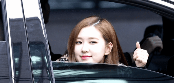 퇴근길 팬들에게 수줍게 대답하는 블랙핑크 로제.gif | 인스티즈