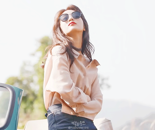 선글라스가 은근히 잘어울리는 수지.gif | 인스티즈