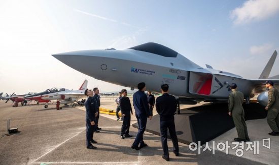 [영상첨부] 오늘 처음으로 공개된 한국형 전투기"KFX"목업(실물 모형).jpg | 인스티즈