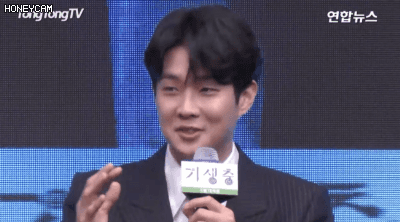 오늘 말 한번 실수했다가 제작보고회에서 선배들한테 쉼없이 놀림당한 최우식ㅋㅋ.gif | 인스티즈